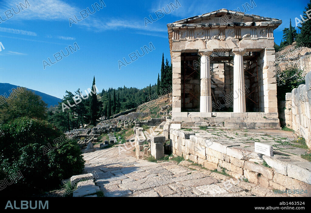 ARTE GRIEGO. GRECIA. TESORO DE LOS ATENIENSES. Templo de mármol, de estilo dórico, erigido h. 490 aC (S. V aC). Delfos. Provincia de Fócide.