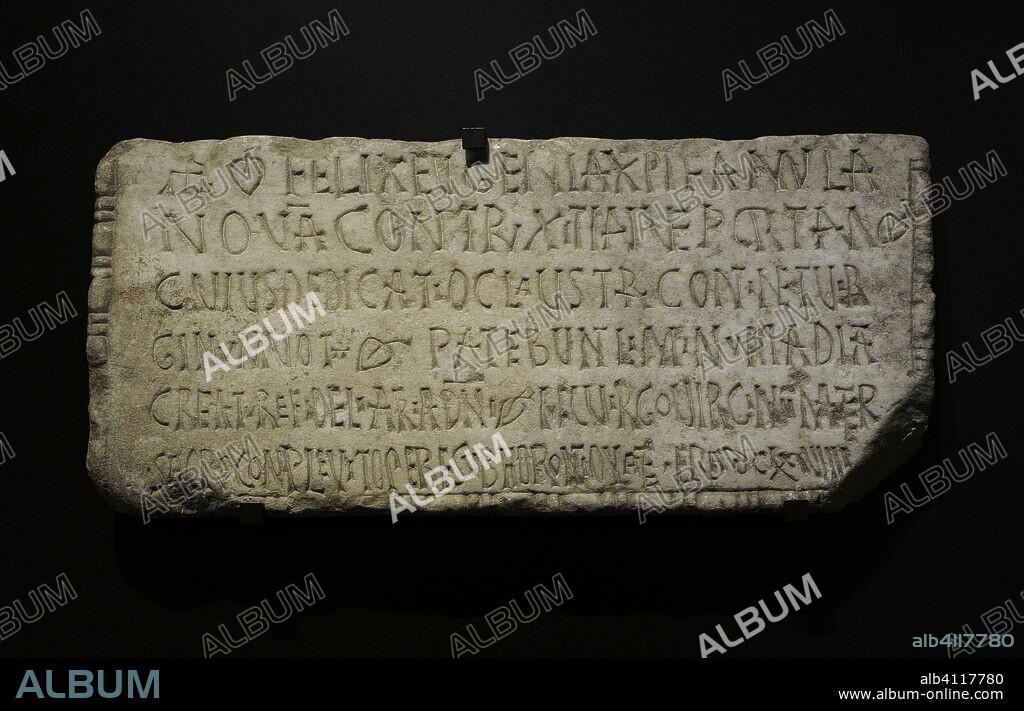 Reino hispanovisigodo. Lápida de Eugenia. Año 661. Muestra una inscripción que alude a Eugenia, una mujer reconstruyó o amplió un monasterio femenino del cual fue su abadesa: "Felix Eugenia, la sierva de Cristo construyó una nueva puerta de entrada, cuya dedicación contiene los votos de las vírgenes del claustro. La entrada a las puertas están abiertas a la criatura fiel. Esta virgen, de vírgenes madre, acabó los atrios del Señor con su sagrada obra bajo el pontificado del obispo Horoncio. Año de la era 699 (661 d.C.)". Mármol blanco. Altura: 32,5 cm, longitud: 73,2 cm y grosor: 6 cm. Procede de Mérida (provincia de Badajoz, Extremadura). Museo Arqueológico Nacional. Madrid. España.