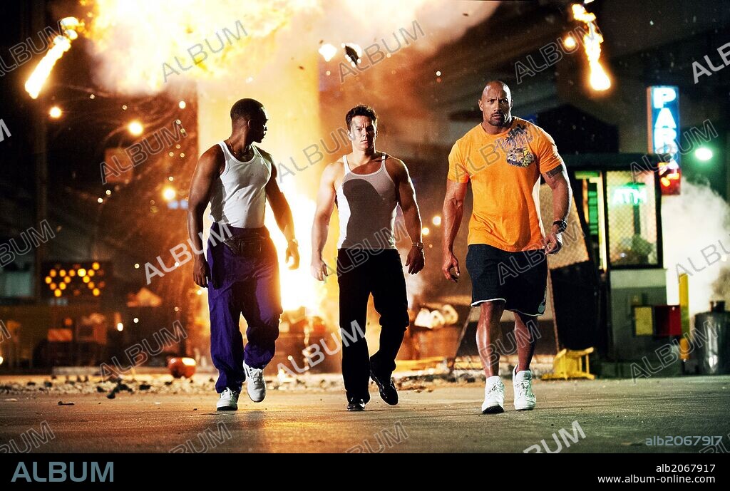 ANTHONY MACKIE and MARK WAHLBERG in PAIN & GAIN, 2013, directed by MICHAEL BAY. Copyright PARAMOUNT PICTURES.