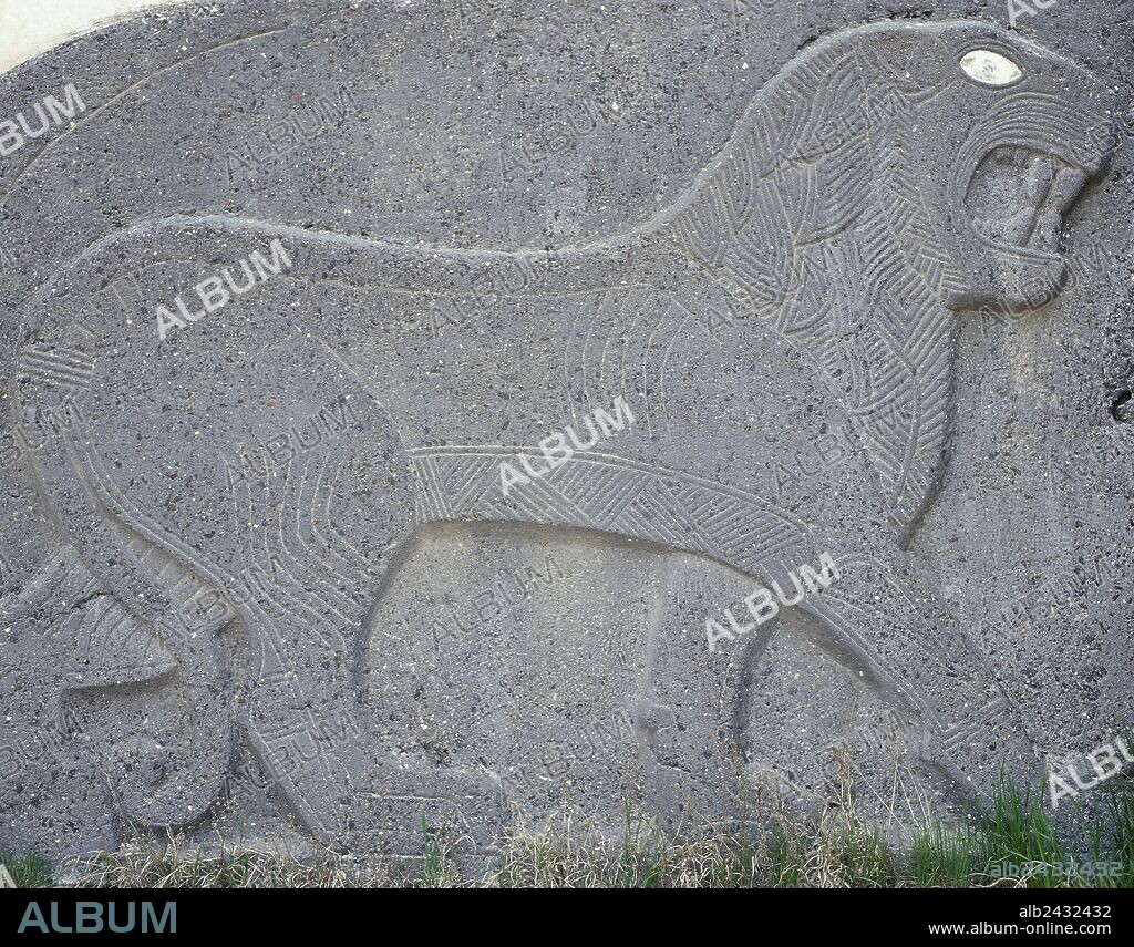 CIVILIZACIONES MEDITERRANEO ORIENTAL. SIRIA. CULTURA DE HALAF (-5300-h. -4300). Se extendió de Samarra al lago Van y de los montes Zagros a los Tauros. Relieve de un LEON en basalto que custodiaba el TEMPLO DE TELL HALAF, yacimiento del nordeste del país. Entrada del edificio del Museo Nacional de Alepo.