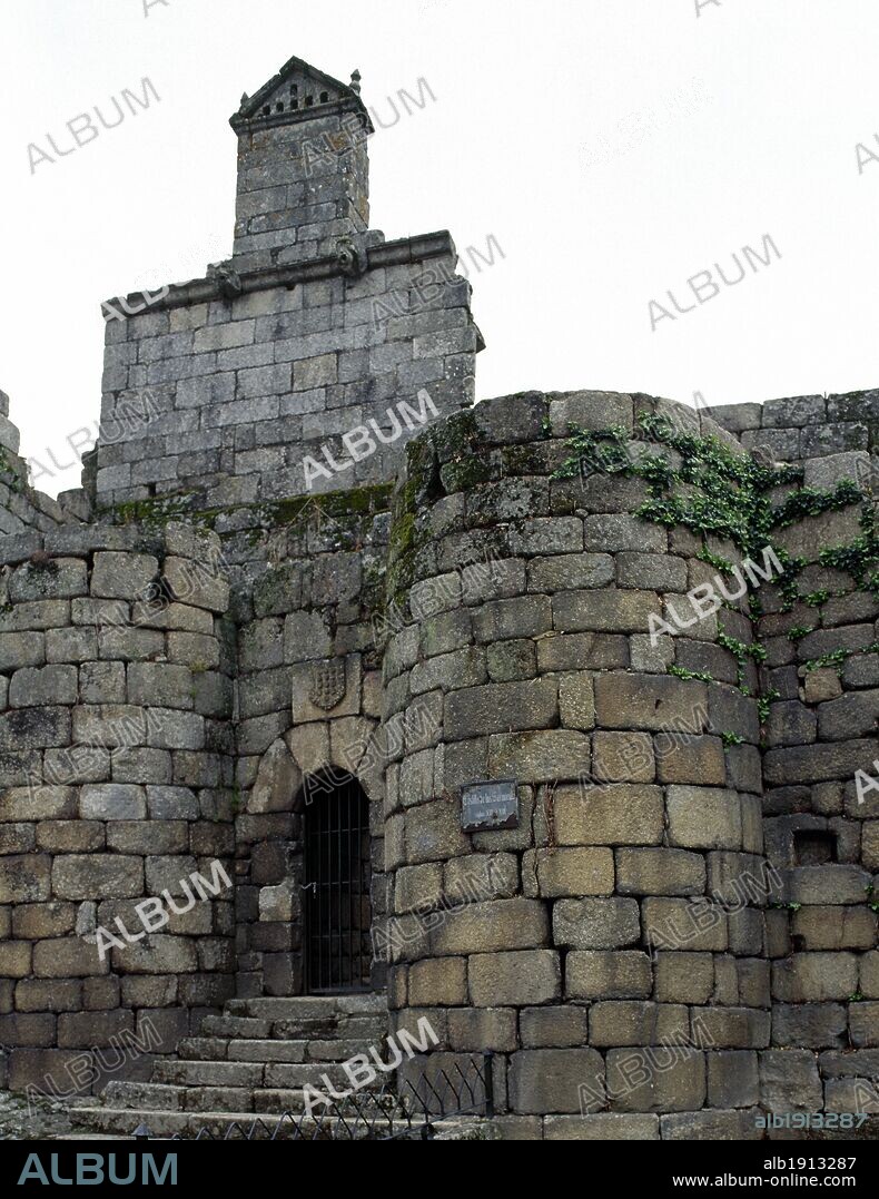 ARTE GOTICO-TARDIO. ESPAÑA. CASTILLO DE LOS SARMIENTO. Fortaleza que data de la segunda mitad del siglo XV, al instituirse el Condado de Ribadavia en favor de D. Bernardino Pérez Sarmiento. Vista de una de las puertas de acceso al recinto, defendida con dos torres cubo. Sobre ésta, blasón de los Sarmiento. RIBADAVIA. Provincia de Orense. Galicia.
