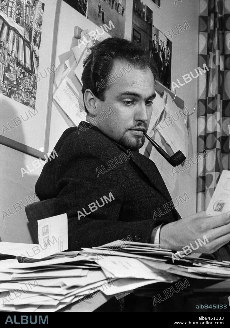ARKIV 19580115.. Torbjörn Axelman, TV-producent och filmregissör, läser svarsbrev till programmet "Vet ni var?".. Foto: Ulf Stråhle / SVT / Kod: 5600. RiR 14247. Mapp: Axelman, Torbjörn. Pipor.