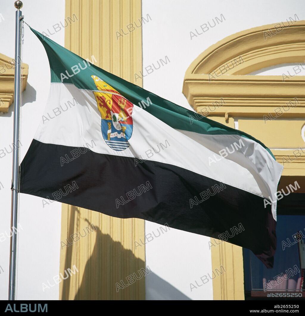 Bandera de la Comunidad Autónoma de EXTREMADURA. Sede de la Junta de Extremadura. Mérida. Provincia de Badajoz. España.