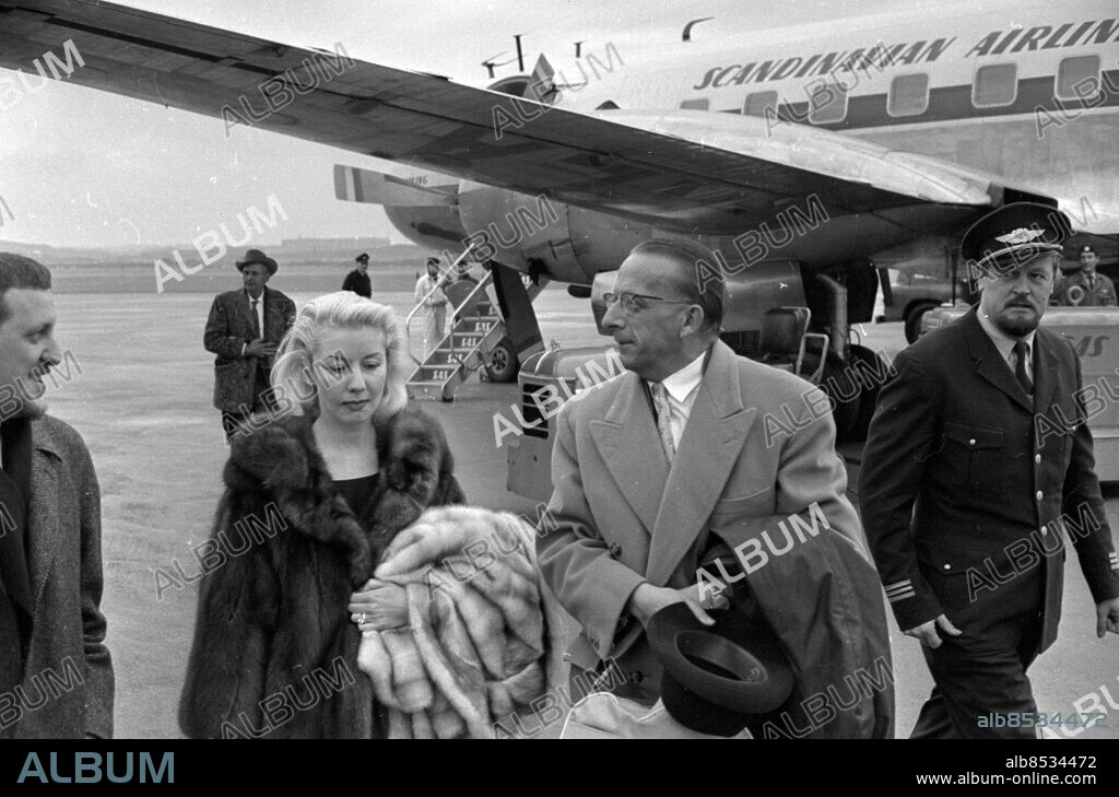 Göteborg 1962-01-20 - Redaren Dan-Axel Broström kommer till Torslanda flygfält med sin Annabelle Lee -tv GT-journalisten Flemming Schütz - *** Local Caption *** GT Foto: . Blad 201. KAMERAREPORTAGE.