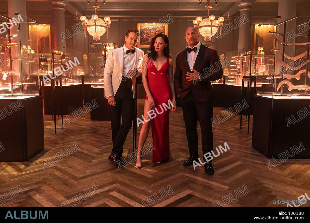 DWAYNE "THE ROCK" JOHNSON, GAL GADOT und RYAN REYNOLDS in RED NOTICE, 2021, unter der Regie von RAWSON MARSHALL THURBER. Copyright Legendary Pictures / Netflix.
