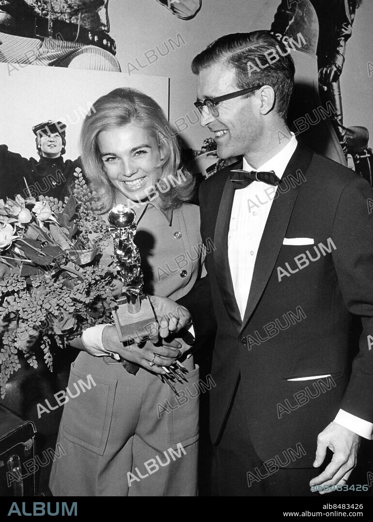 STOCKHOLM 19680417. Pia Degermark får pris för sin insats i "Elvira Madigan", på biografen Bostock överlämnar Gunnar Oldin "Oscar den Andre" i massivt guld och bergkristaller.. Foto: Svenskt Pressfoto / Bonnierarkivet Kod: 20360 . COPYRIGHT SCANPIX.