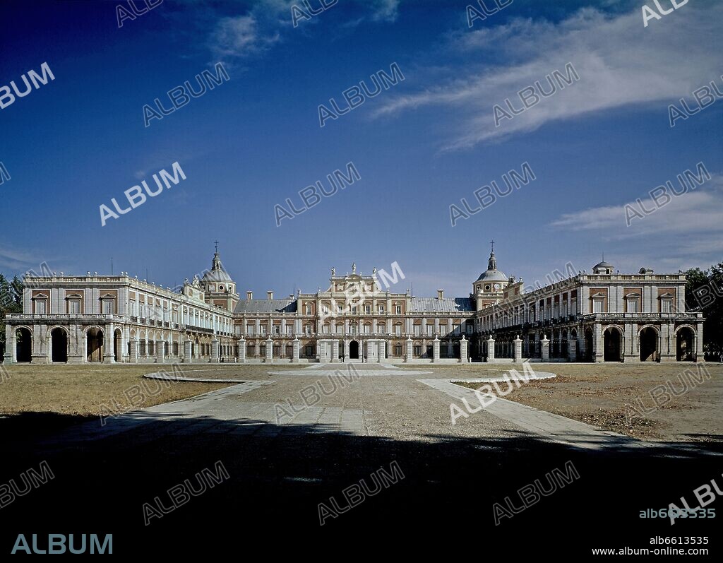JUAN BAUTISTA DE TOLEDO Y JUAN DE HERRERA. PALACIO REAL DE ARANJUEZ  PATIO DE ARMAS CON LA FACHADA PRINCIPAL Y LAS ALAS LATERALES DE FRANCESCO SABANITI -  (1721-1797) - FOTO AÑOS 60.
