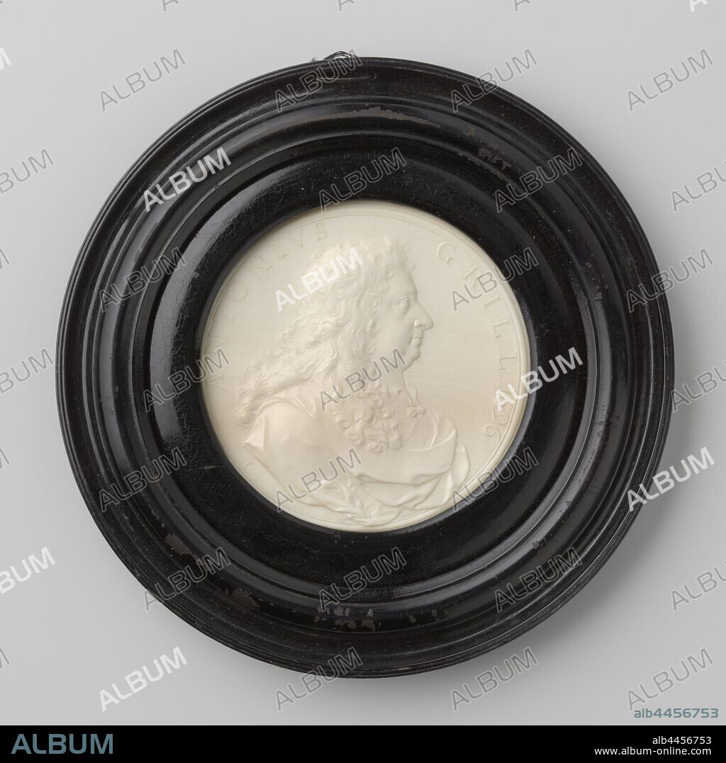Medallion portrait of ivory by Antonius Grill, Medallion portrait of ivory by Antonius Grill in a black wooden frame., Jean Cavalier, 1696, ivory, wood (plant material), cutting, d 9.5 cm d 16.5 cm.