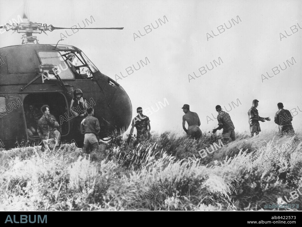 ©SCANPIX SWEDEN, 1959-08-04.. Krig i Algeriet.. Med helikoptrar landsätts franska truppstyrkor, som ingår iden stora militära offensiven mot rebellerna i Kabylien. Målet med den stora operationen var att bryta de algeriska rebellernas motstånd.. Foto: Scanpix. Code: 20360.