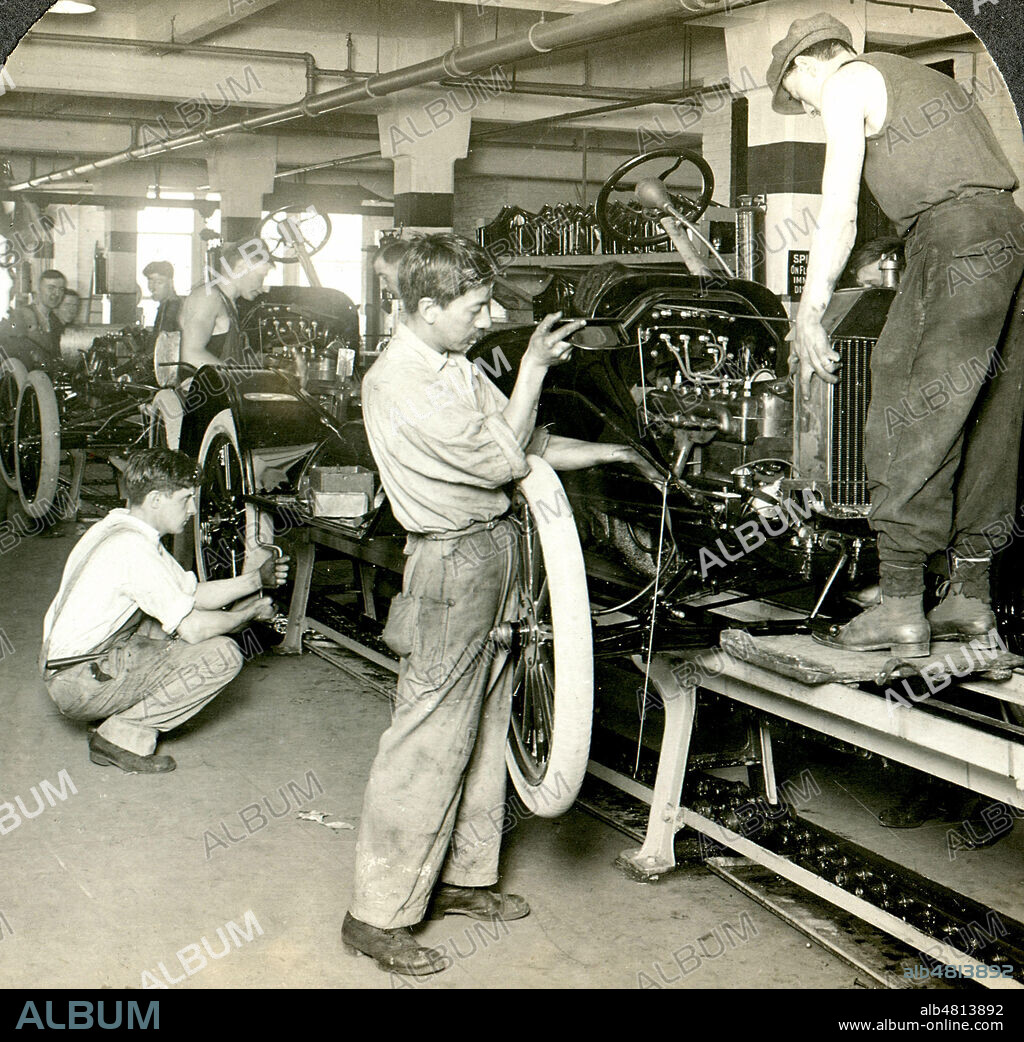 Chaine d'assemblage a l'usine FORD de DETROIT aux Etats Unis, vers 1900 1920. photo tirage argentique. Collection AVANT DEMAIN/KHARBINE TAPABOR.