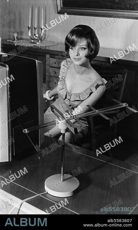 Technik:. Tontechnik / Antenne. Fernsehen mit einer Zimmerantenne von der Firma Hirschmann. Foto (Werbeaufnahme), 30.6.1965.