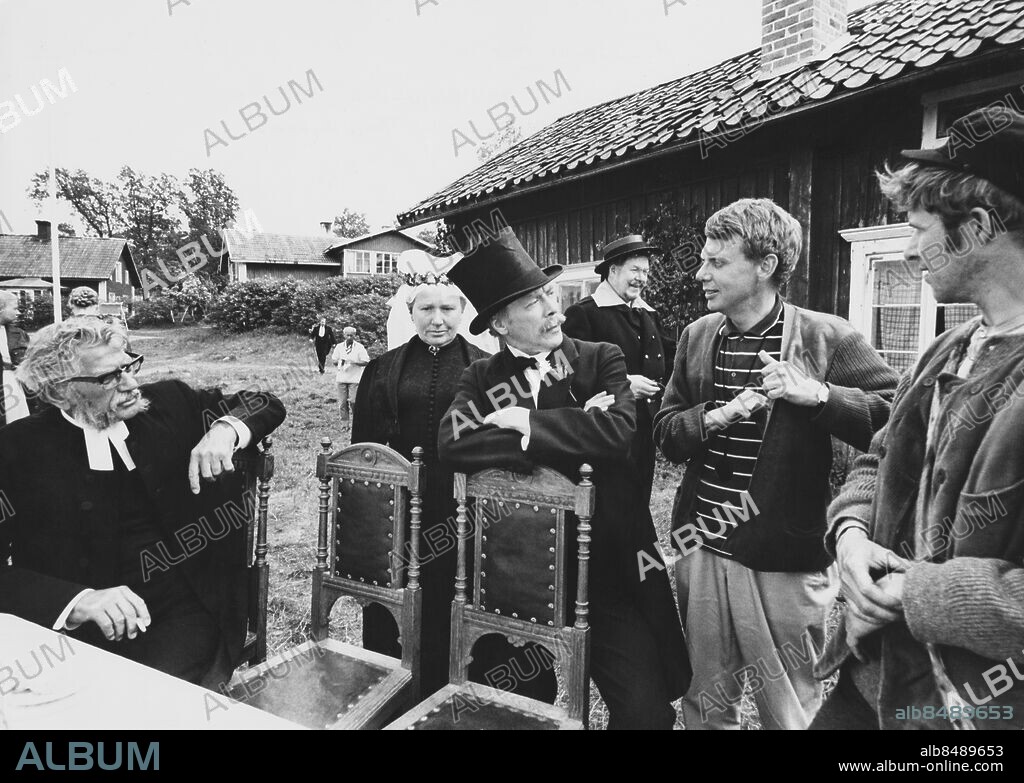 1966.. Utan bildtext. Not. Inspelning Hemsöborna 1966 Edvin Adolphson, Sif Ruud, Allan Edwall och Sven Wollter regisseras inför bröllopskalaset av Bengt Lagerkvist. persons: ALLAN EDWALL;BENGT LAGERKVIST;SVEN WOLLTER;SIF RUUD;EDVIN ADOLPHSON sites: SVERIGE.