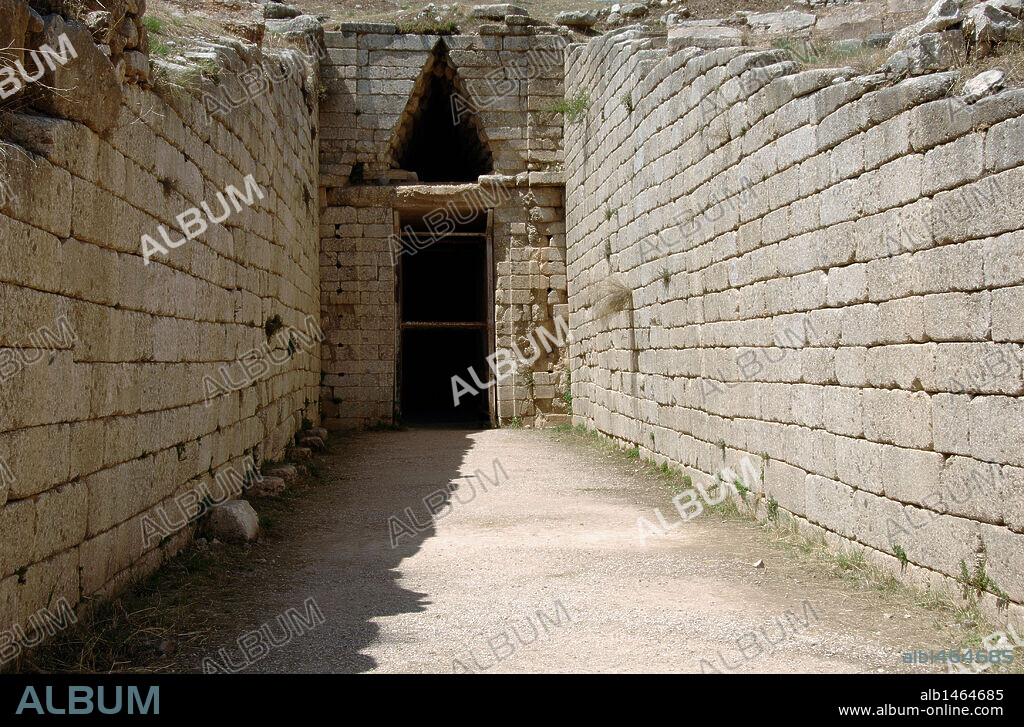 ARTE MICENICO. GRECIA. Vista de la TUMBA DE CLITEMNESTRA del siglo XIII. Es un tholos similar al tesoro de Atreo pero más pequeño cuya cúpula ha sido completamente reconstruida. MICENAS. Provincia Argólide. Región Peloponeso.