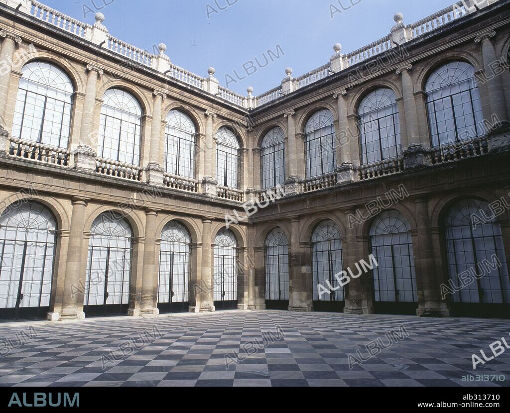 JUAN DE HERRERA. Patio del Archivo General de las Índias, Sevilla .