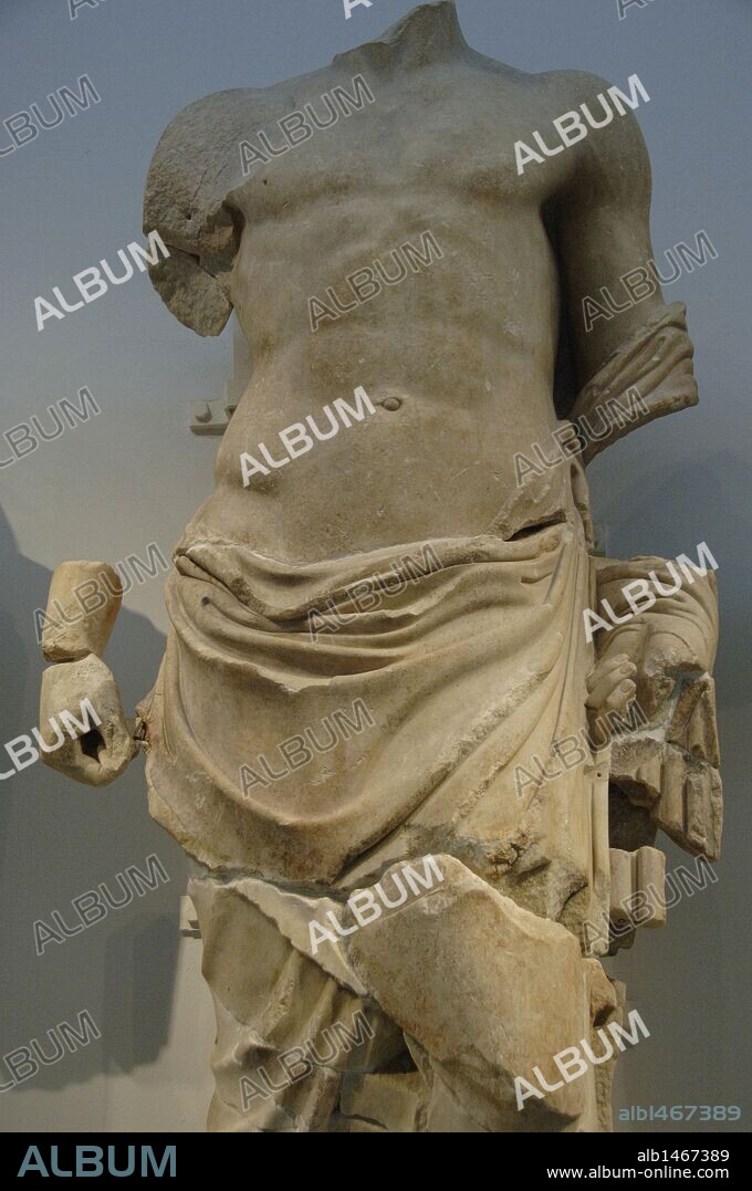 ARTE GRIEGO. GRECIA. S. V a. C. DECORACION DEL TEMPLO DE ZEUS en el Santuario de Olimpia. Esculturas en mármol de Paros que decoraban el FRONTON ORIENTAL del templo. Fechadas hacia el año 460 a. C. Representación de ZEUS. Museo Arqueológico de Olimpia. Provincia de Ilía. Región del Peloponeso. Grecia.