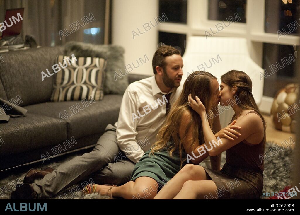JESSA JOHANSSON, MARNIE MICHAELS and CHRIS O'DOWD. ALLISON WILLIAMS, CHRIS O'DOWD and JEMIMA KIRKE in GIRLS, 2012, directed by LENA DUNHAM. Copyright HBO.