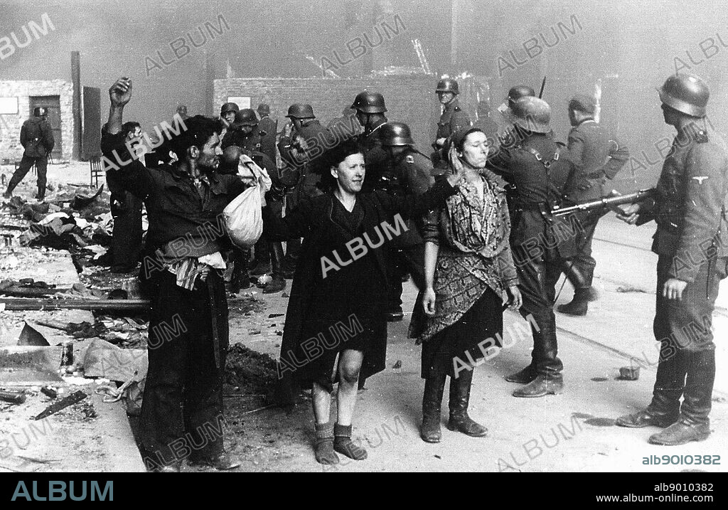 Polish Jewish resistance women, captured after the destruction of the Warsaw Ghetto in 1943. Among them was Malka Zdrojewicz (right), who survived Majdanek extermination camp.