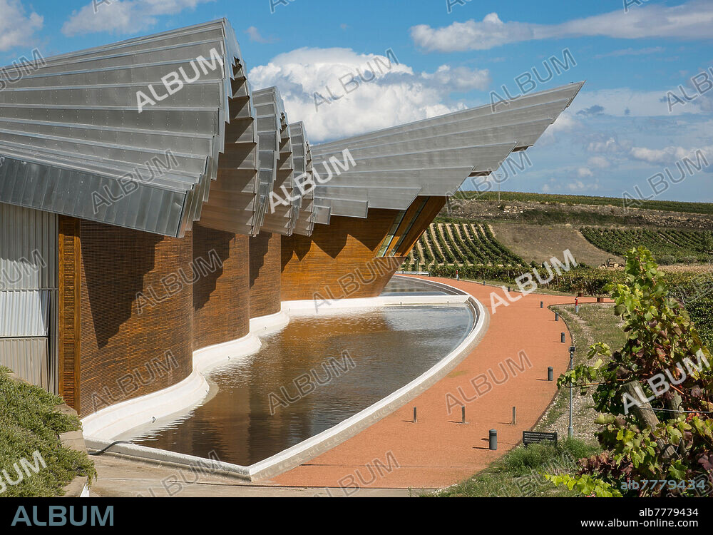 Spanien Laguardia La Rioja 1337 Bodegas Ysios 1998-2001 von Santiago Calatrava  Teilansicht mit Wasserbecken.