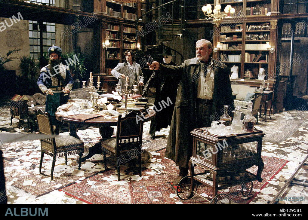 NASEERUDDIN SHAH, SEAN CONNERY, STUART TOWNSEND y TONY CURRAN en LA LIGA DE LOS HOMBRES EXTRAORDINARIOS, 2003 (THE LEAGUE OF EXTRAORDINARY GENTLEMEN), dirigida por STEPHEN NORRINGTON. Copyright 20TH CENTURY FOX / VOLLMER, JURGEN.