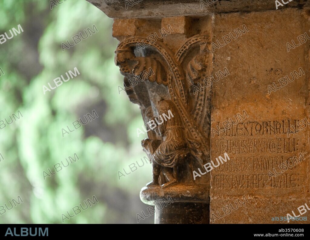 Arnau Cadell / Inscripción de Arnau Cadell en el claustro de San Cugat del Vallés, Siglo XII-XIII, San Cugat del Vallés, Barcelona, Cataluña, España.