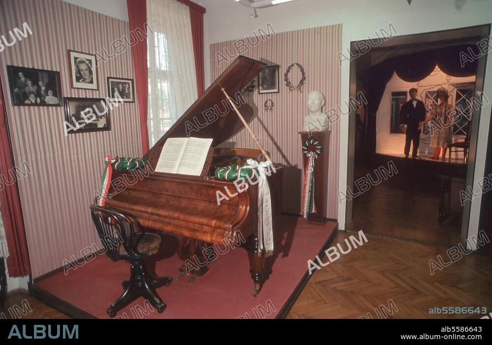 zu: Kálmán, Emmerich ungar. Operettenkomponist. 1882-1953. Siófok (Ungarn), Geburtshaus Emmerich Kálmáns, Kálmán Imre sétány (Nr. 5), heute Museum). Innenansicht. Foto, 1997.