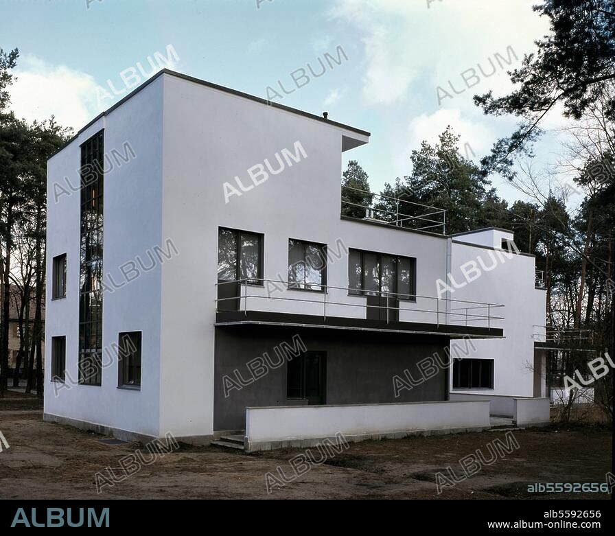 Dessau, Meisterhäuser in der Ebertallee. (1926-28 erbaut von Walter Gropius). Haus Klee / Kandinsky: von Südwesten aus gesehen. (heute Sitz des Design-Zentrums Sachsen-Anhalt). Foto, undat. (1994?).