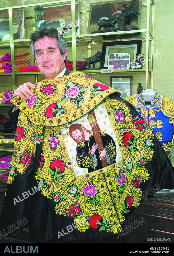 1992. Justo Algaba luce un precioso capote de paseo bordado a mano y con la imagen de Jesús del Gran Poder en el centro. En la trayectoria de Algaba destaca el ser el sastre que ha confeccionado el único traje bordado con oro puro de la historia de la Tauromaquia. Espartaco, que lo estrenó en la Expo 92, es el dueño de esta reliquia del toreo.
