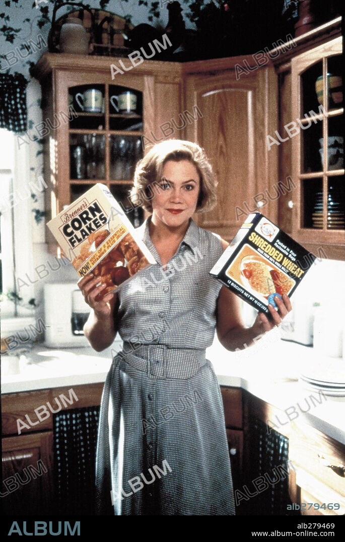 KATHLEEN TURNER in SERIAL MOM - WARUM LÄSST MAMA DAS MORDEN NICHT?, 1994 (SERIAL MOM), unter der Regie von JOHN WATERS. Copyright SAVOY PICTURES.