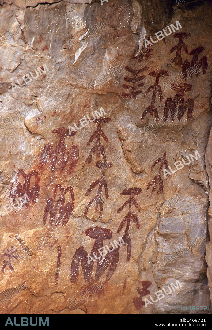 ARTE PREHISTORICO. PALEOLITICO SUPERIOR. ESPAÑA. (40.000-10.000 a.C.). CUEVA DE PEÑA ESCRITA. Muestra de pintura esquemática con símbolos, algunas figuras humanas y escenas de una danza ritual. Fueron descubiertas en el año 1788. Alrededores de Fuencaliente. Provincia de Ciudad Real. Castilla-La Mancha.