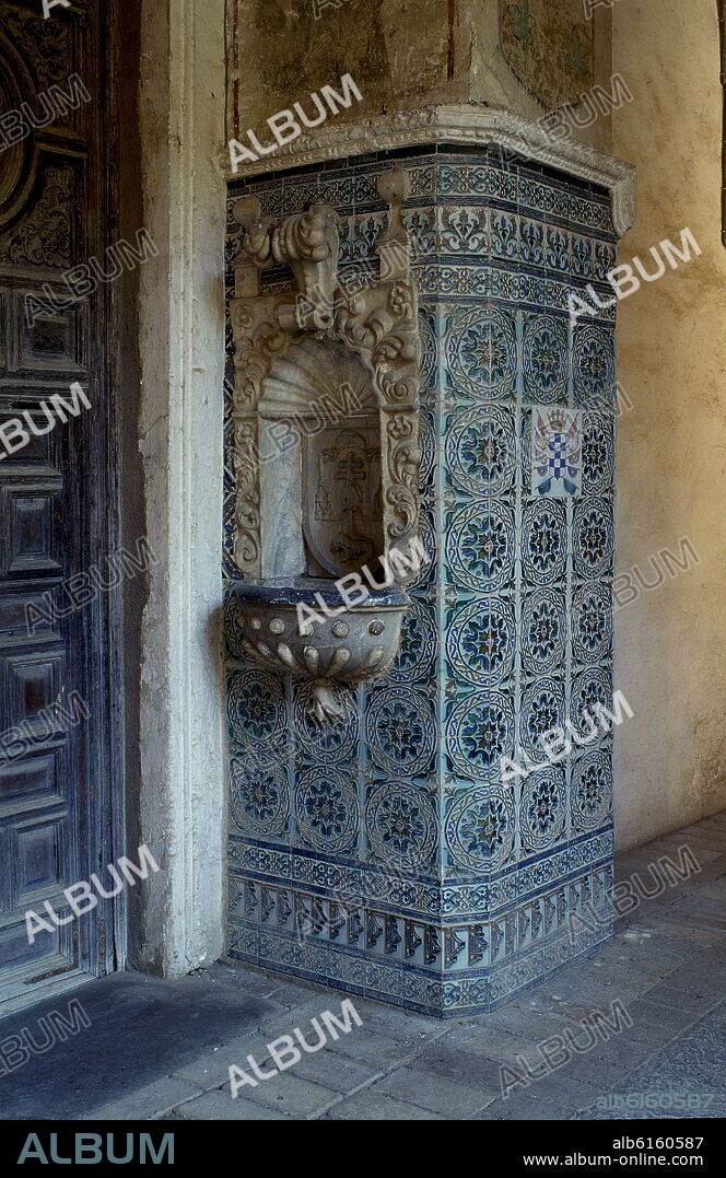 CLAUSTRO MUDEJAR - AGUAMANIL DE MOSAICO.