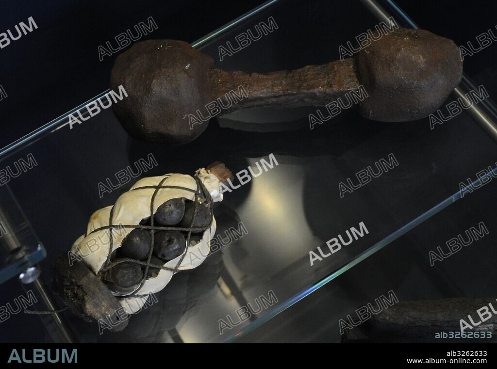 Distintos tipos de proyectiles utilizados para ser disparados desde un cañón. Racimo de metralla (pequeñas bolas metálicas cubiertas de un saco de lona) y palanqueta (dos balas unidas mediante una barra de hierro). Museo Maritimo. Oslo. Noruega.