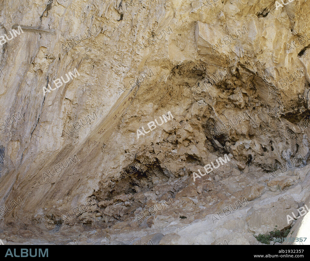 Abrigo de la Cueva de los Letreros. En su interior se conserva una de las mejores representaciones de la pintura rupestre del Levante español. Alrededores de Vélez Blanco. Comarca de los Vélez. Provincia de Almería. Andalucía. España.