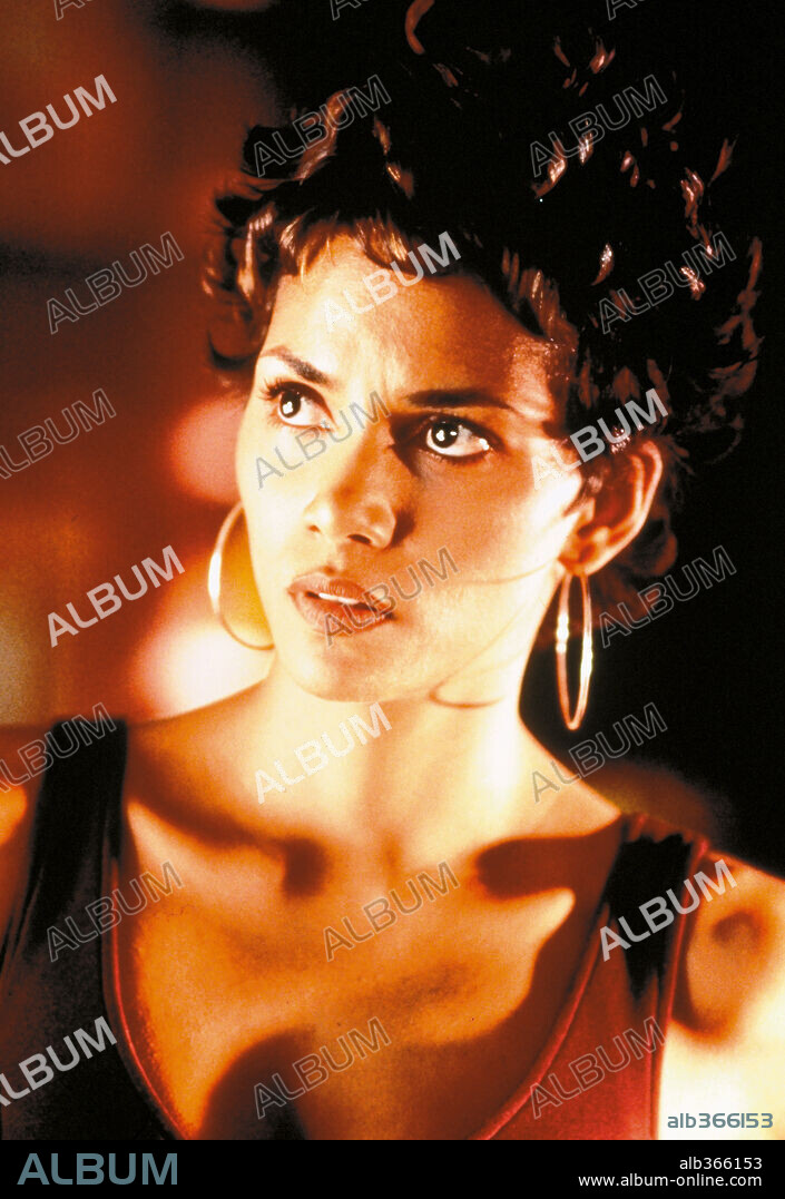 HALLE BERRY en OPERACIÓN SWORDFISH, 2001 (SWORDFISH), dirigida por DOMINIC SENA. Copyright SILVER PICTURES.