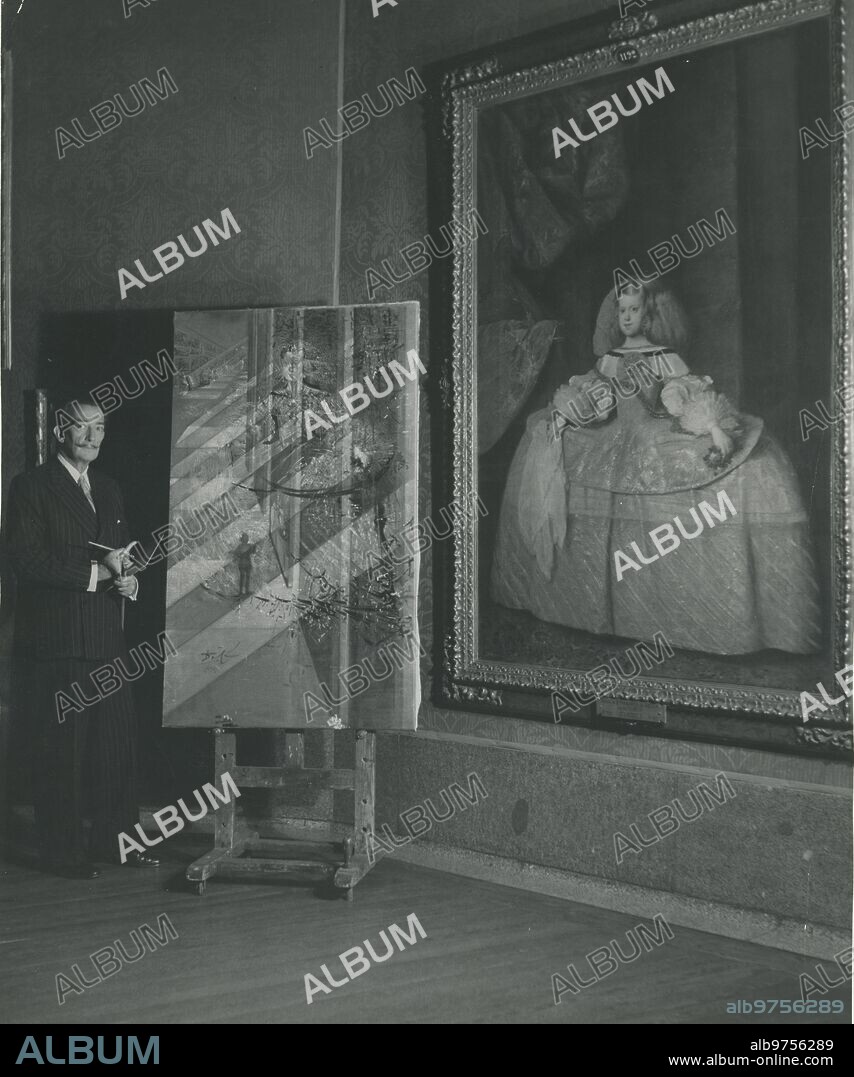 SALVADOR DALÍ. Madrid, enero de 1959. Ante el retrato de la infanta Margarita de Austria, de Velázquez, en el Museo del Prado, Dalí y su última obra, una especie de réplica daliniana, titulada «Velázquez pintando con las luces y la propia gloria a la infanta Margarita».
