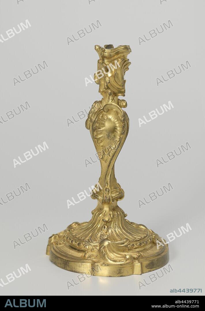 Candlestick of gilt bronze in the form of a twisted stem and candleholder, decorated with volute and leaf-shaped rocaille ornaments, Candlestick of gilt bronze. The base, the twisted trunk and the candle holder are decorated with volute and leaf-shaped rocaille ornaments, anonymous, Paris, c. 1735 - c. 1745, bronze (metal), gilding, h 24.0 cm × d 14.0 cm.