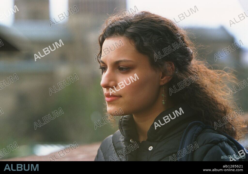 SAMINA AWAN in LOVE + HATE, 2005, directed by DOMINIC SAVAGE. Copyright BBC FILMS/RUBY FILMS/UK FILM COUNCIL.