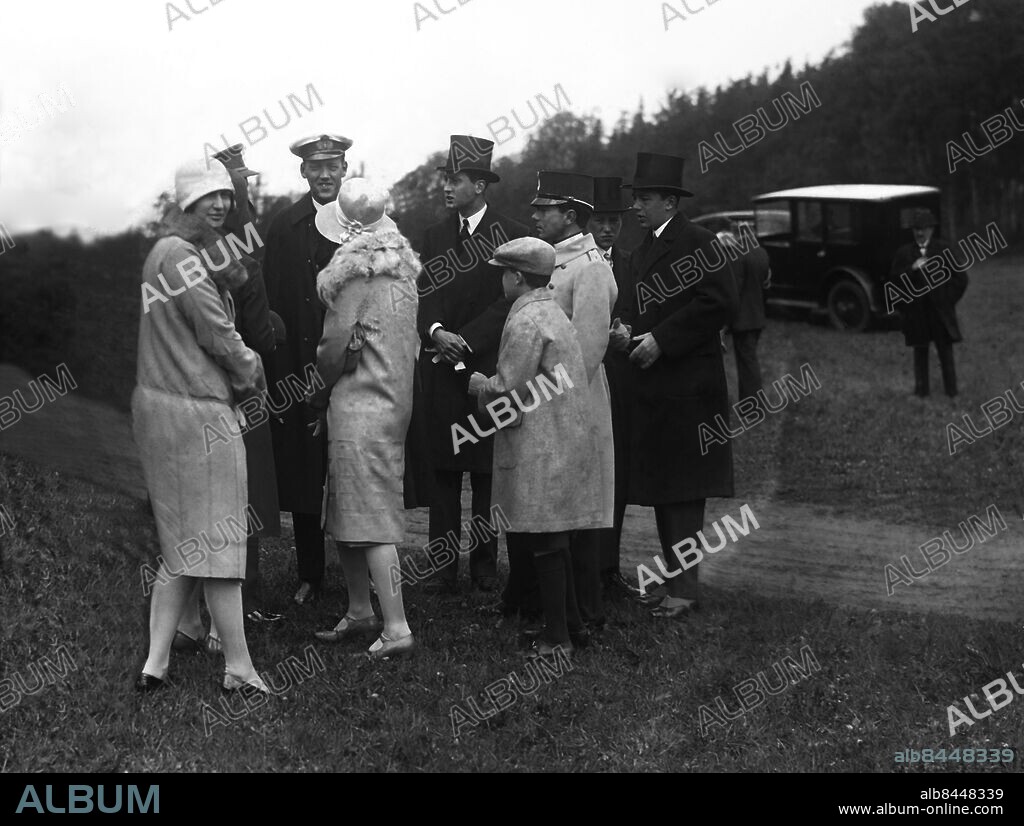 ARKIV 1928. Prinsessorna Astrid,Märta, Ingrid och prinsarna Axel av Danmark, Lennart,Bertil och Gustaf Adolf på Gustav V:s 70:årsdag.. Swedish princes and princesses, Astrid, Märta, Ingrid, Axel of Denmark, Bertil and Gustaf Adolf at the . 70:th birthdag of king Gustaf V.. Scanpix Historical/1900. Scanpix Sweden.
