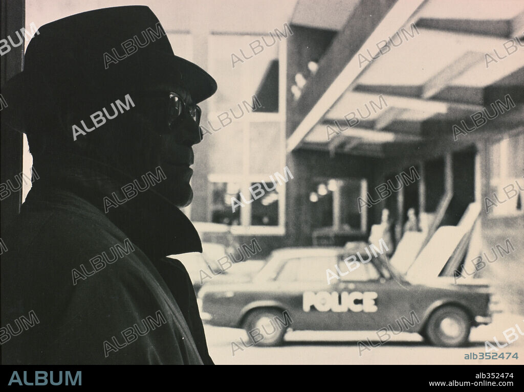 EDDIE CONSTANTINE en LEMMY CONTRA ALPHAVILLE, 1965 (ALPHAVILLE, UNE ETRANGE AVENTURE DE LEMMY CAUTION), dirigida por JEAN-LUC GODARD. Copyright CHAUMIANE/FILM STUDIO.