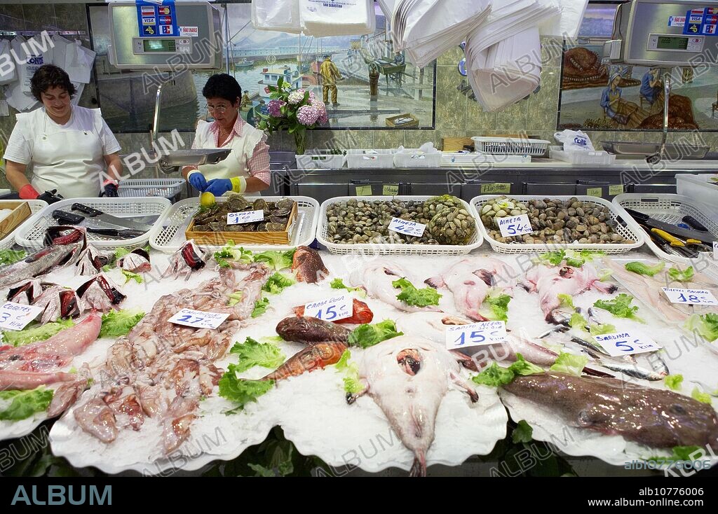 Fish and seafood on stall, market. La Bretxa shopping mall market, San Sebastián. Guipúzcoa, Euskadi, Spain.