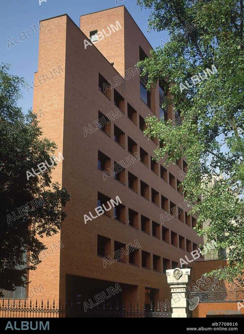 RAFAEL MONEO 1937-. EDIFICIO BANKINTER SITUADO EN EL PASEO DE LA CASTELLANA NUMERO 29 FUE CONSTRUIDO ENTRE 1972-1976.