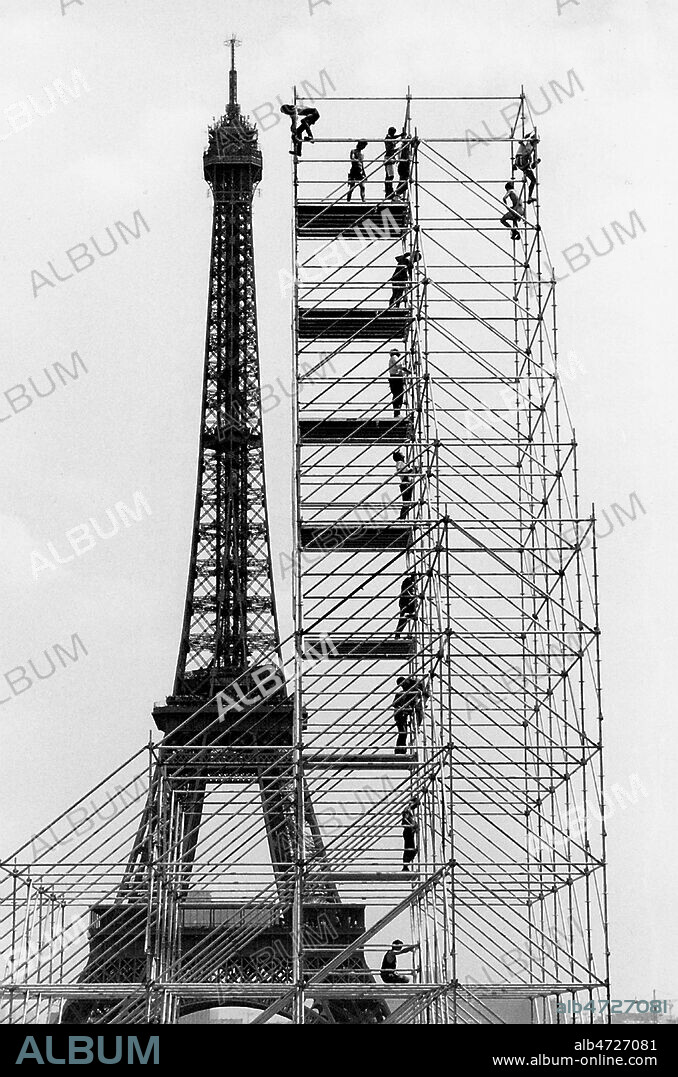 Tour Eiffel et echaffaudage de montage en vue d'un spectacle. Effet d'echelle qui fait paraitre l'echaffaudage de meme taille que la tour, effet graphique de la photo. Photo Francis CAMPIGLIA/Kharbine Tapabor.