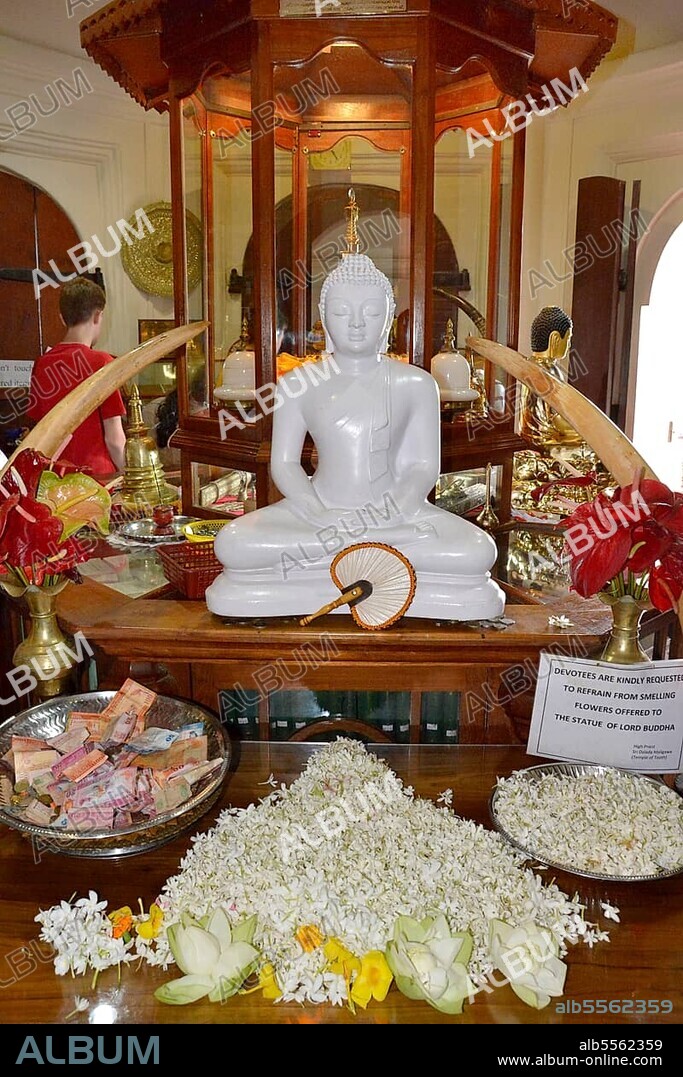 Buddha statue (Temple of the Sacred Tooth) Relic, Sri Dalada Maligawa, Kandy, Sri Lanka, Asia.