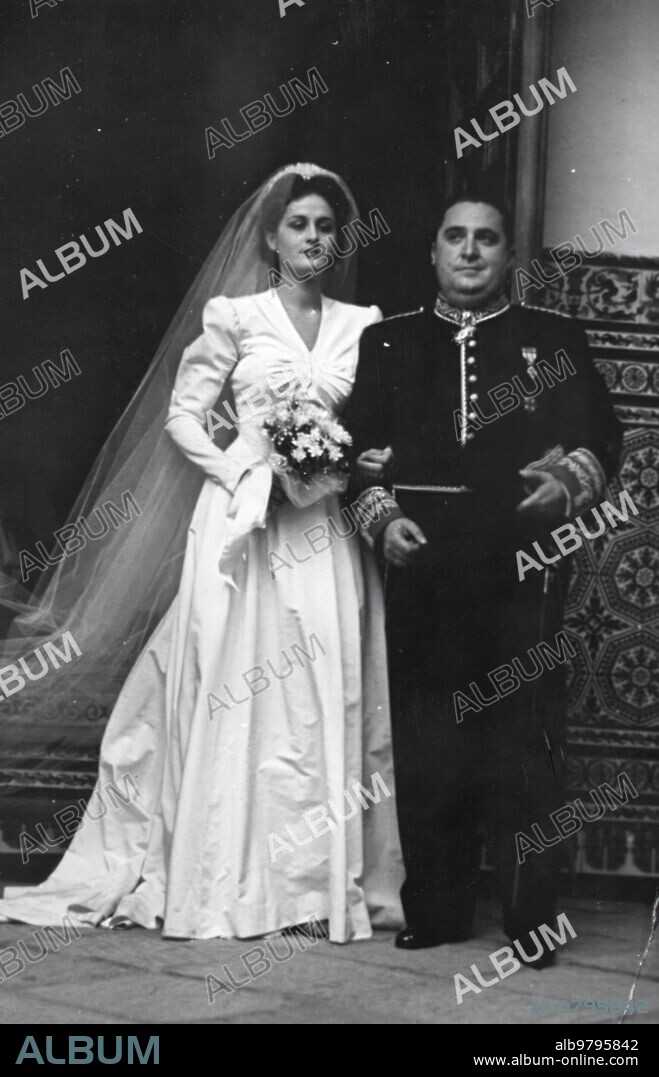 17 octubre 1945. Sevilla, boda del Conde de Foxá con María Luisa Larrañaga y Seras en la iglesia de los Venerables, del barrio de santa cruz.