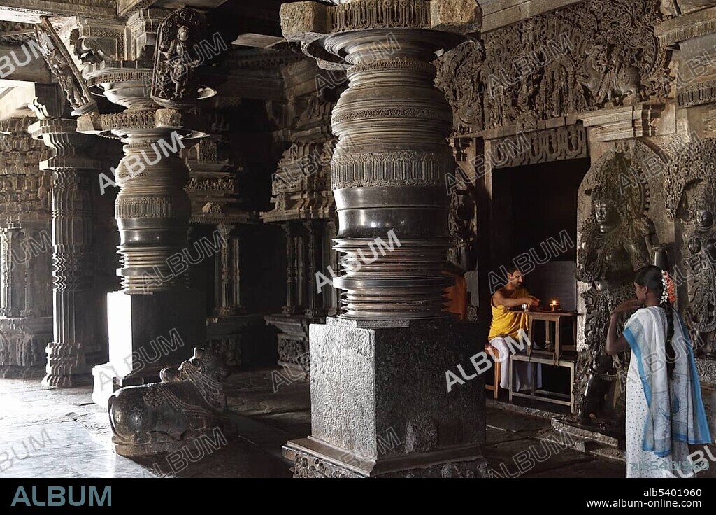 Interior of the Hoysaleswara Temple, Hoysala style, Halebidu, Karnataka, South India, India, South Asia, Asia.