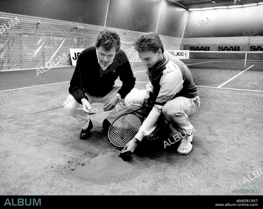 Göteborg 1984-11-19. Kaptenen Hasse Olsson och spelaren Henrik Sundström kollar gruset inför finalen i Davis Cup mellan USA och Sverige i Scandinavium. Foto: Dan Hansson / SvD / TT / kod 12014.