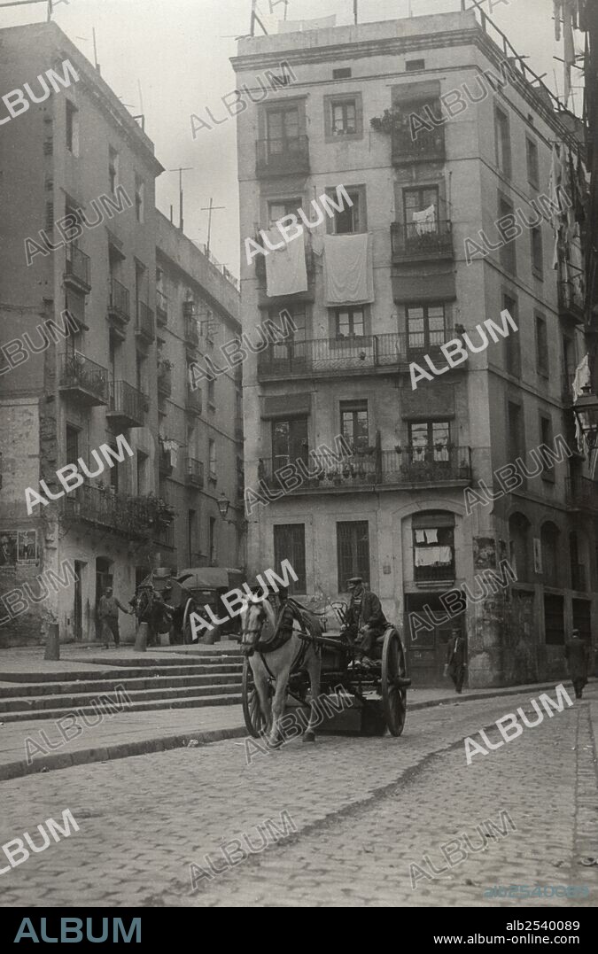 Carros de limpieza y de basura en el barrio de la Ribera, de Barcelona. Años 1940.