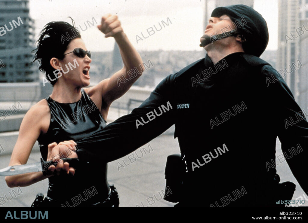 CARRIE-ANNE MOSS in THE MATRIX, 1999, directed by ANDY WACHOWSKI and LARRY WACHOWSKI. Copyright ROADSHOW FILM LIMITED.