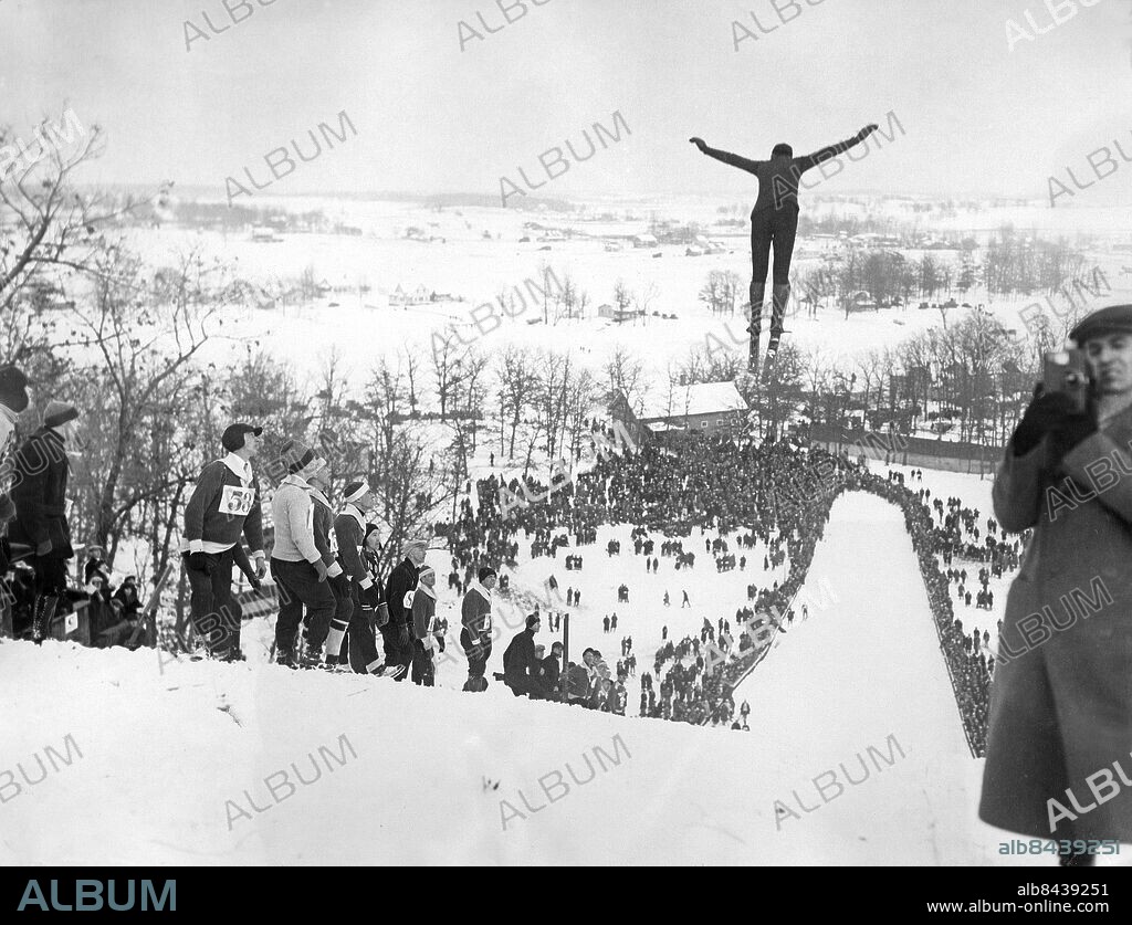 USA CARY 1927-01-25.. En norsk backhoppare utför ett hopp under tävlingar i Cary, Illinois, där tävlande från Tyskland, Norge, Sverige, Kanada och USA deltog.. Foto: Wide World Photos / AB Text & Bilder / SVT / Kod: 5600. Engelsk originalbildtext.. Mapp: Backhoppning Div. -1929 I:168 C1. Åskådare.
