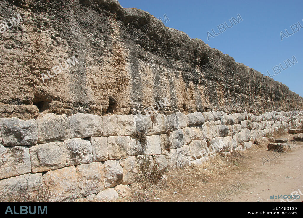 ARTE ROMANO. ESPAÑA. MURALLA ROMANA DE LA CIUDAD DE EMPURIES. Edificada en el siglo I a. C. Detale de los bloques. Comarca de l'Alt Empordà. Provincia de Girona. Cataluña.