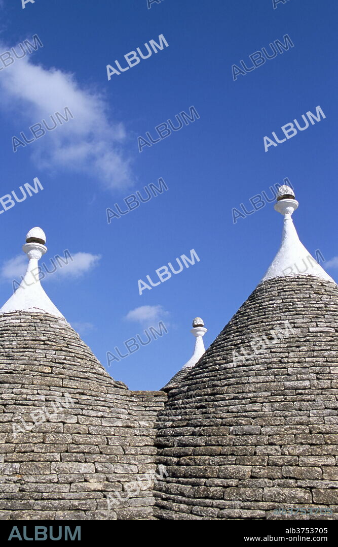 Old trulli houses with stone domed roof, Alberobello, UNESCO World Heritage Site, Puglia, Italy, Europe.